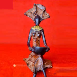 Abstraite Assise - Calebasse sur genou - en bronze - 20 cm de hauteur