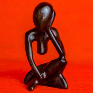 Statuette Penseur - en bois d'ébène - 15 cm de hauteur