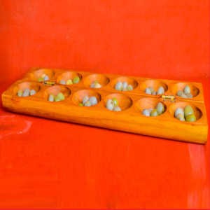 Awalé artisanal sculpté - jeu de graines - petit format - en bois de tèque