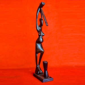 Statuette porteuse - en bois de tèque - modèle 1 - 30 cm de hauteur