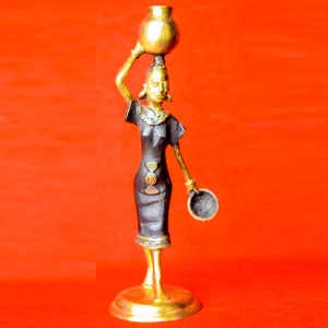 Porteuse d'eau - en bronze - 20 cm de hauteur